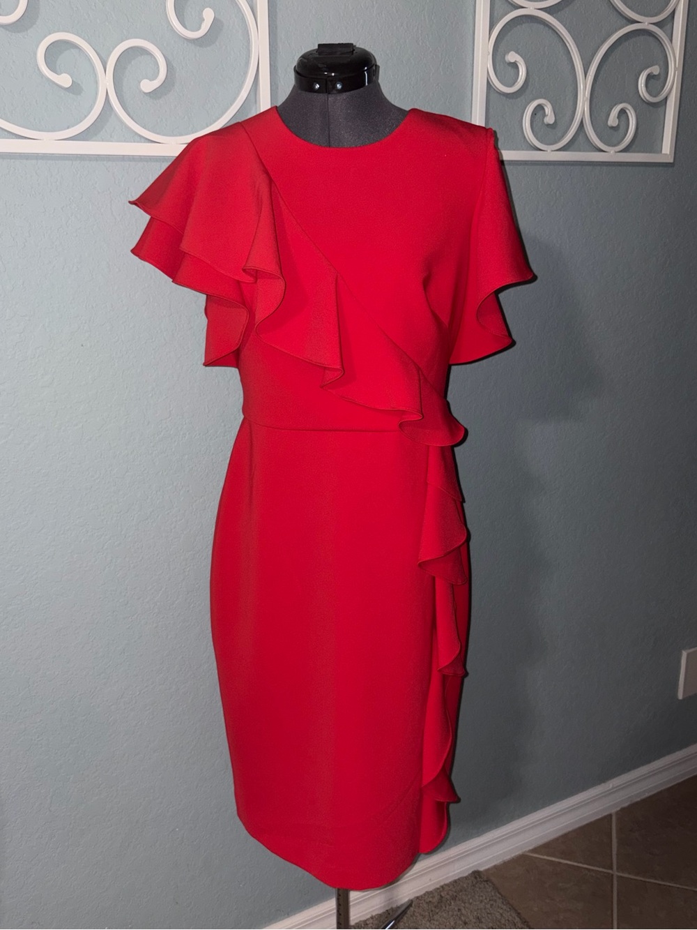 HTF Like new Theia ruffle sleeve and front Cocktail Dress
